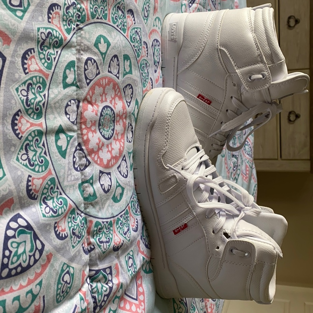 These are a size 8 in women’s Levi’s shoes and the color is white